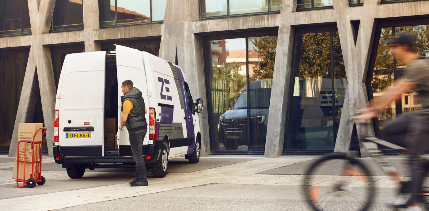 Elektrische Renault Master ZE bestelwagen inladen door koerier distributie LVS bedrijfswagens