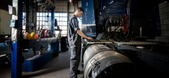 LVS-vacature-monteur-werkend-op-laptop-in-werkplaats Monteur