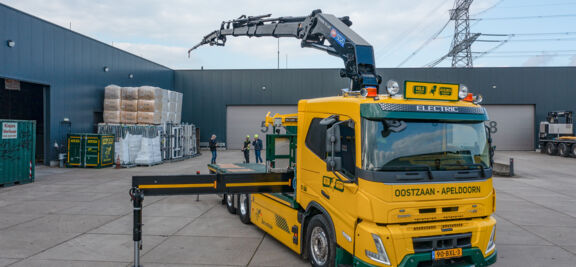 Volvo Kisjes -16 Eerste elektrische bouwtruck met zware autolaadkraan voor Kisjes Transport