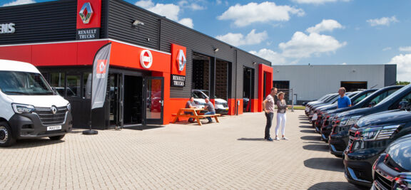 154-lvs-pand-auto%27s-mensen LVS Renault Experience Center Zwaag