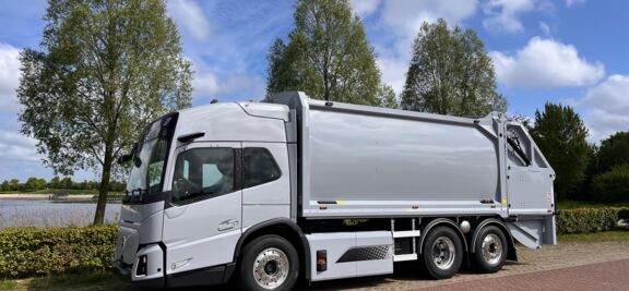 Primeur voor HVC - FM Low Entry (1) Primeur: HVC zamelt grofvuil in met eerste Volvo FM Low Entry-trucks van Nederland