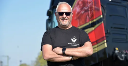 Trotse Hans Brolsma voor zijn Renault-truck Trotse Hans Brolsma voor zijn Renault-truck