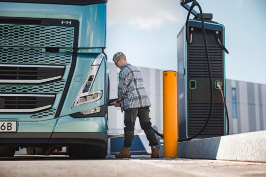 Charging Volvo FH Electric