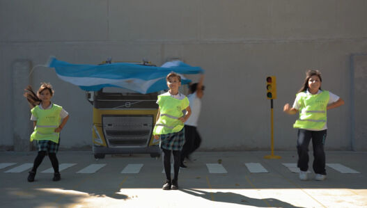 stop-look-wave-volvo-trucks-1 stop-look-wave-volvo-trucks-1